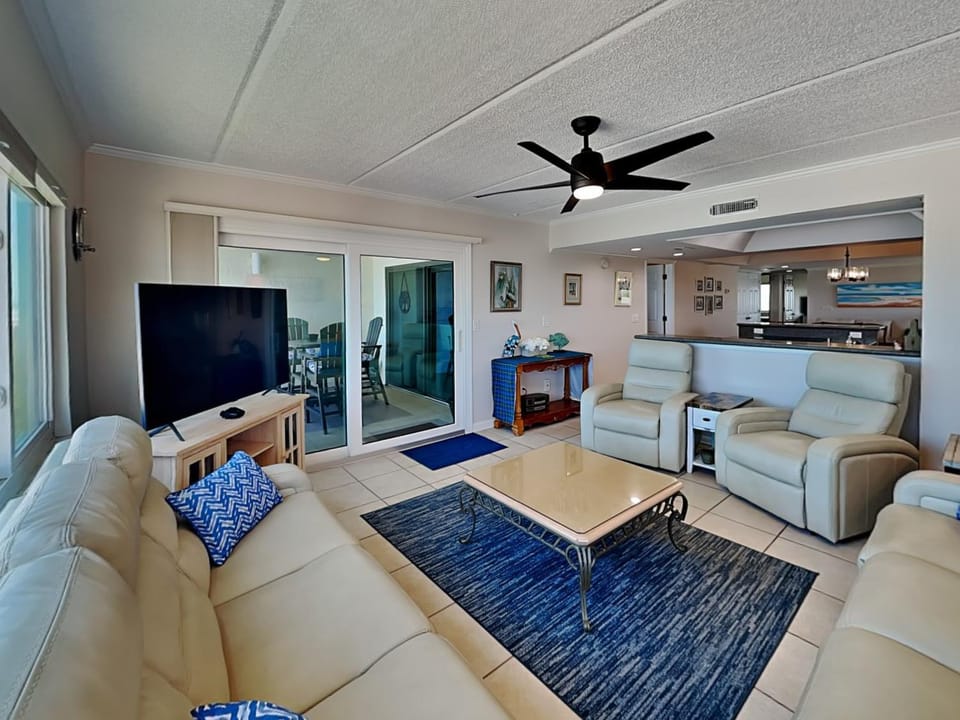 TV and multimedia, Living room, Seating area, Dining area, furniture, air conditioner