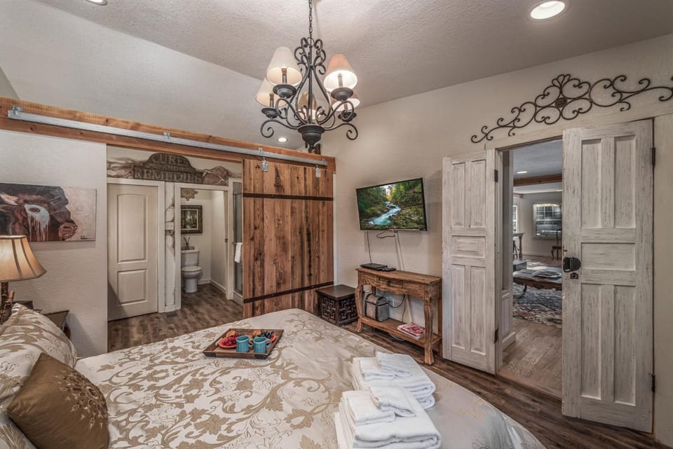 Bed, Bathroom, TV and multimedia, Bedroom, furniture, towels, wardrobe