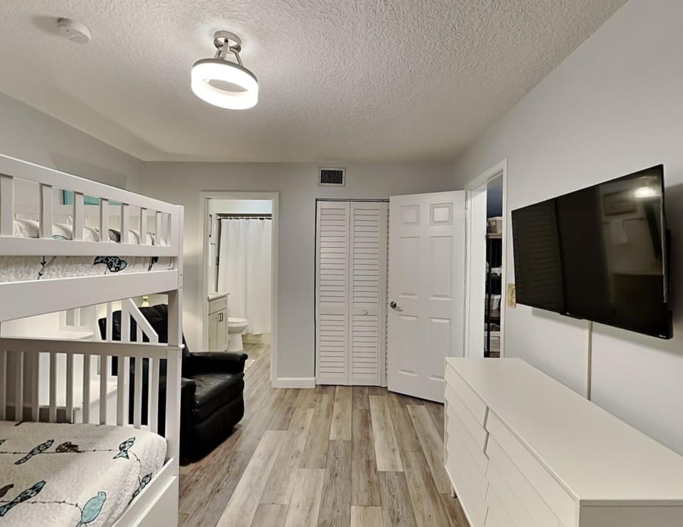 TV and multimedia, Bedroom, bunk bed, furniture, wardrobe