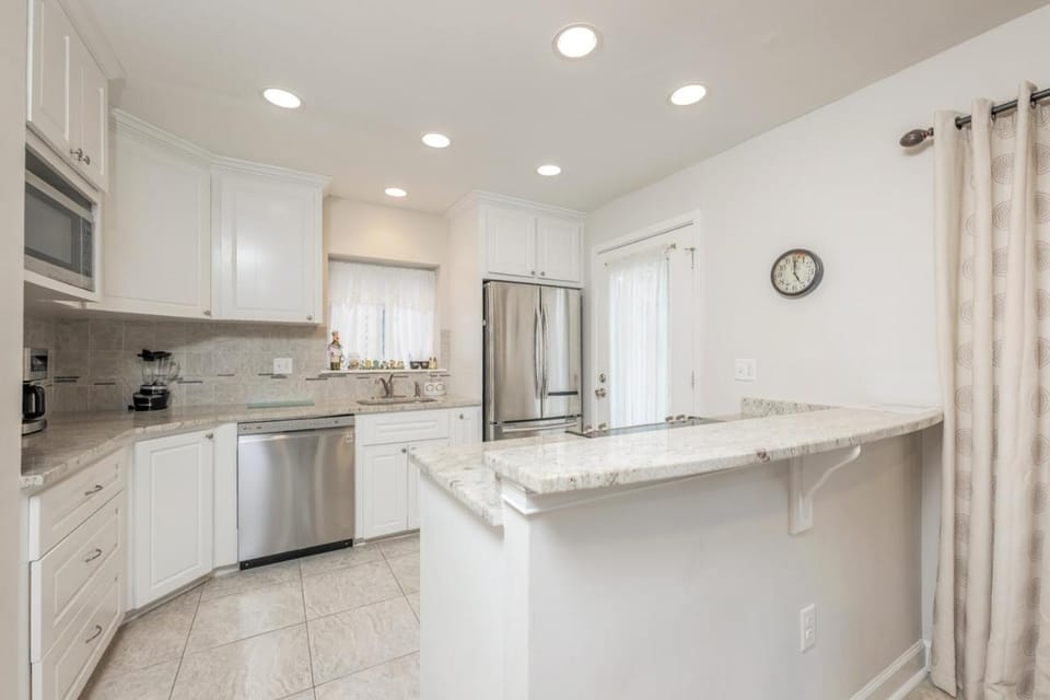 Kitchen or kitchenette, dishwasher, microwave