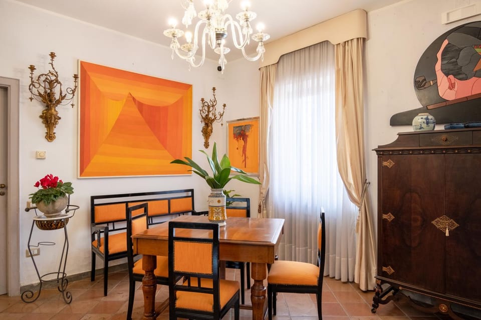 Communal lounge/ TV room, Day, Living room, Lobby or reception, Decorative detail, Seating area, Time of day, furniture