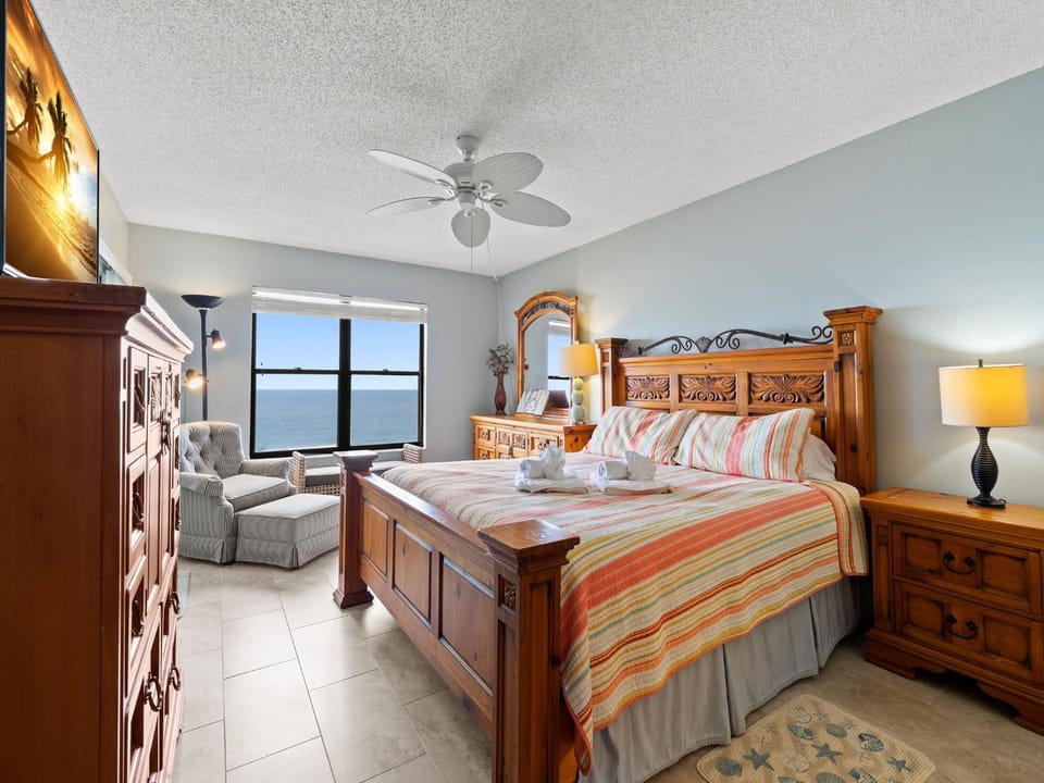 Bed, Bathroom, TV and multimedia, Living room, Seating area, Bedroom, Sea view, furniture, towels