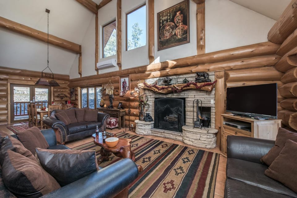 TV and multimedia, Living room, Seating area, fireplace, furniture