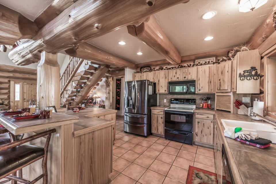 Kitchen or kitchenette, Seating area, fireplace, furniture, oven, stove