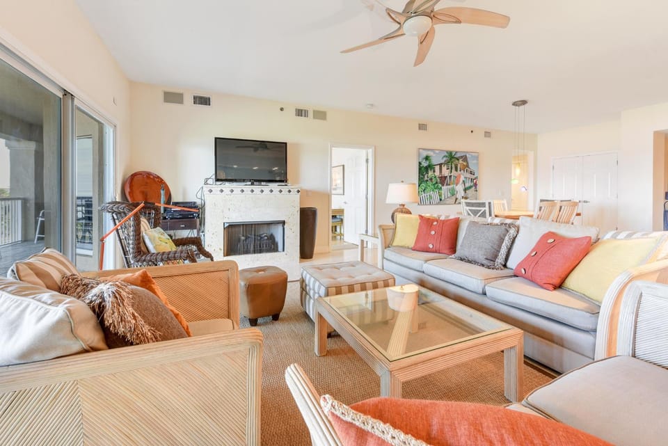 TV and multimedia, Living room, Seating area, fireplace, furniture, air conditioner