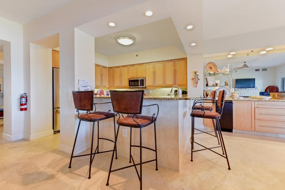 TV and multimedia, Kitchen or kitchenette, Seating area, furniture, microwave, kitchen