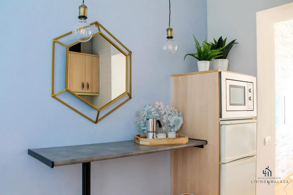Kitchen or kitchenette, minibar