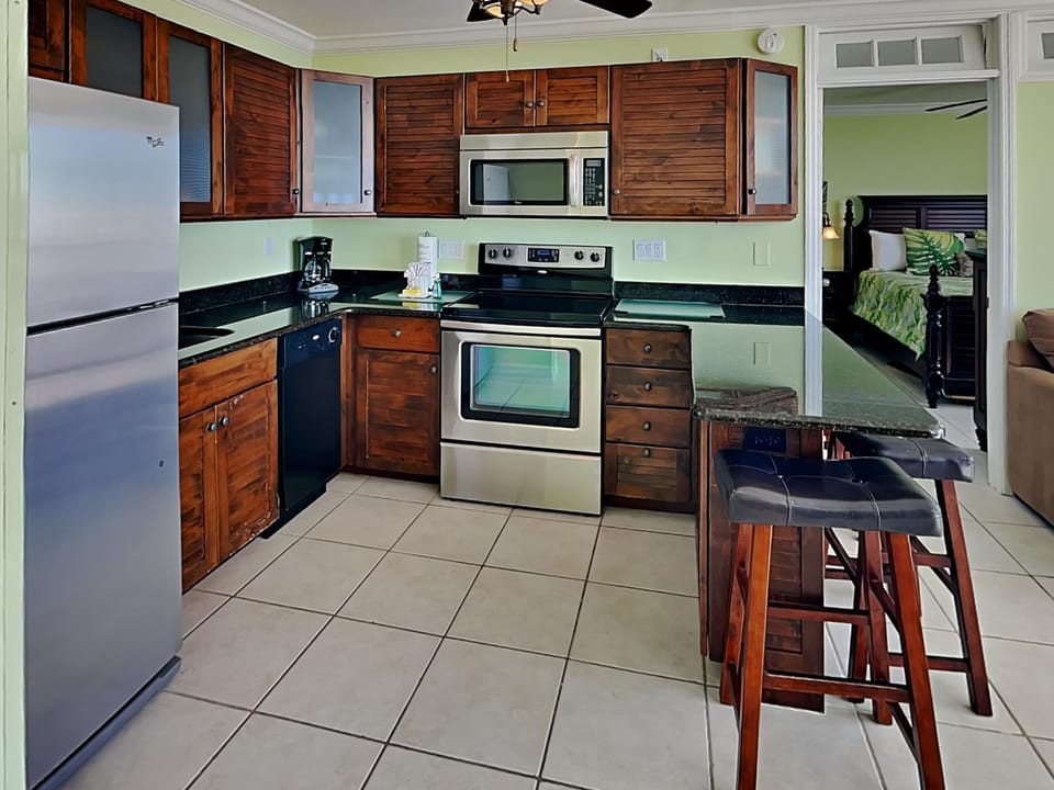 Bed, TV and multimedia, Kitchen or kitchenette, Seating area, Bedroom, furniture, microwave, oven, stove