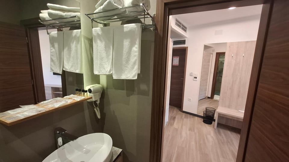 Shower, Toilet, Bathroom, towels