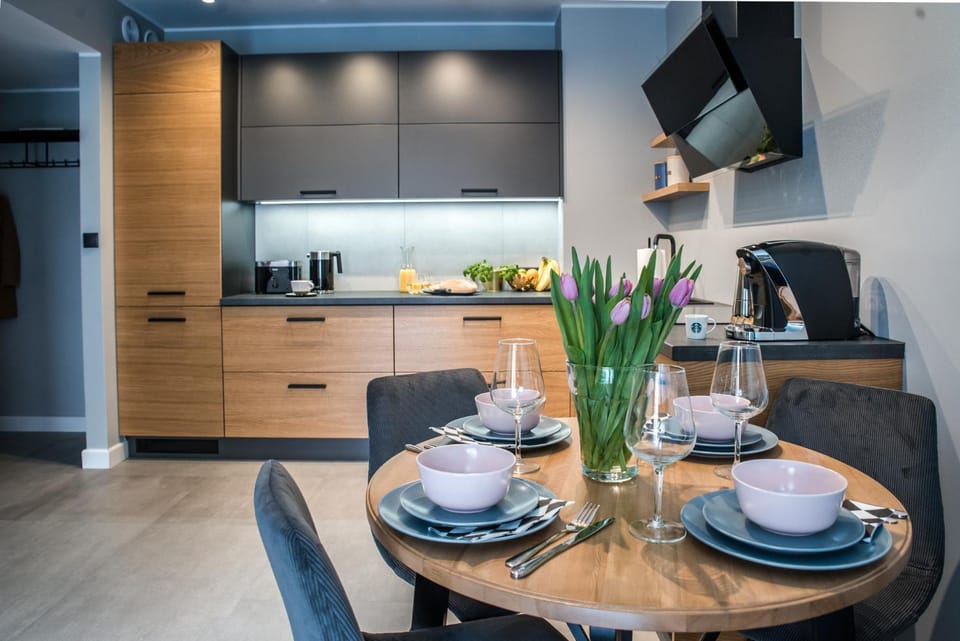 Kitchen or kitchenette, Dining area