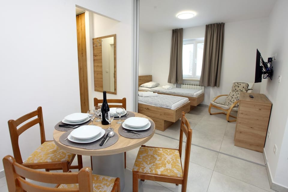 Bed, TV and multimedia, Dining area, Bedroom