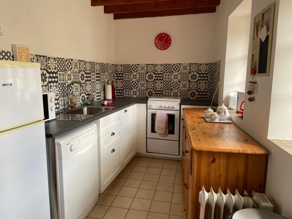 Coffee/tea facilities, Kitchen or kitchenette, dishwasher, oven, stove, toaster