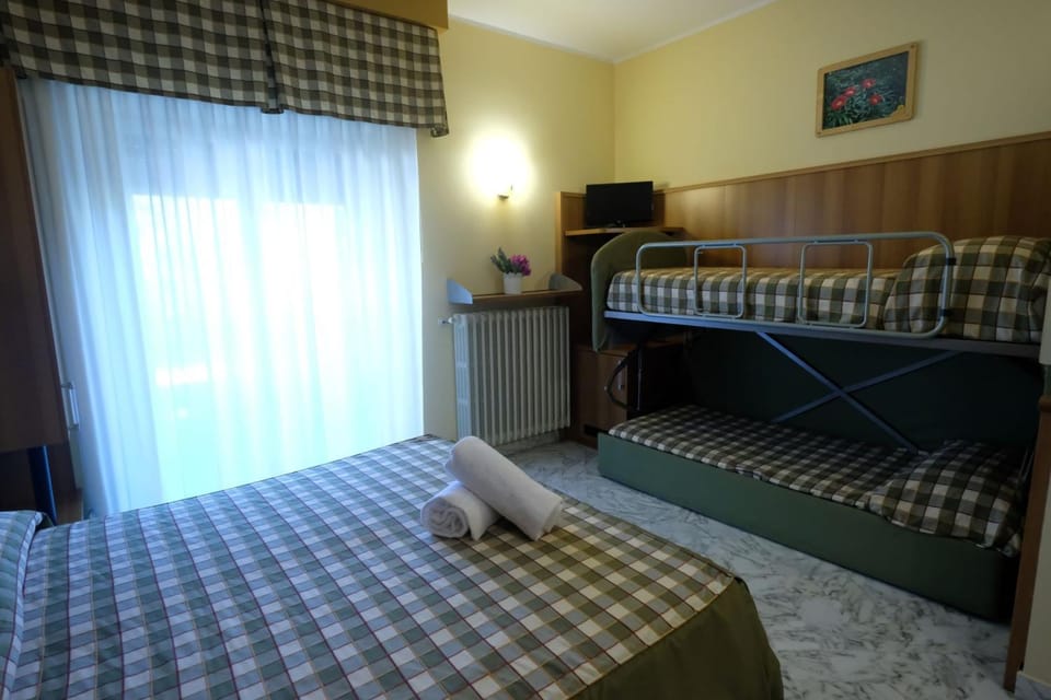 Bedroom, bunk bed