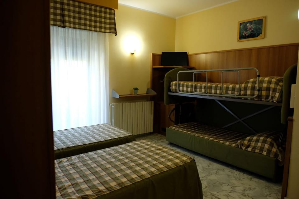 Bedroom, bunk bed