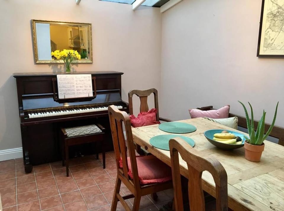 Seating area, Dining area