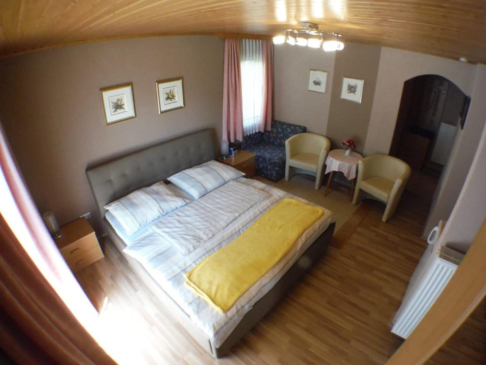 Bed, Living room, Photo of the whole room, Decorative detail, Seating area, Bedroom