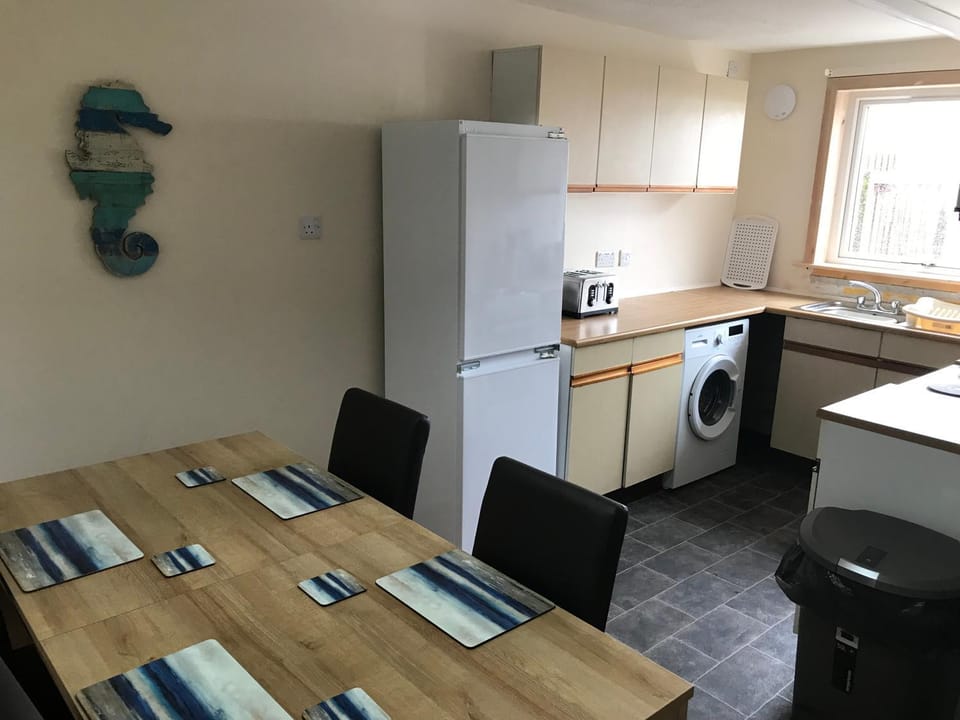 Coffee/tea facilities, Kitchen or kitchenette, Seating area, Dining area