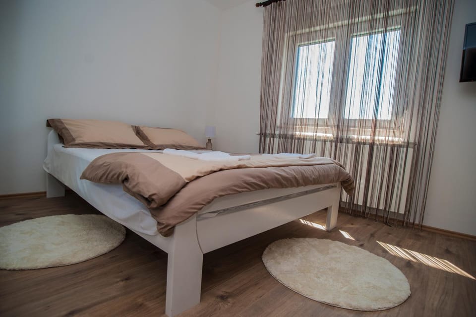 Bed, TV and multimedia, Bedroom