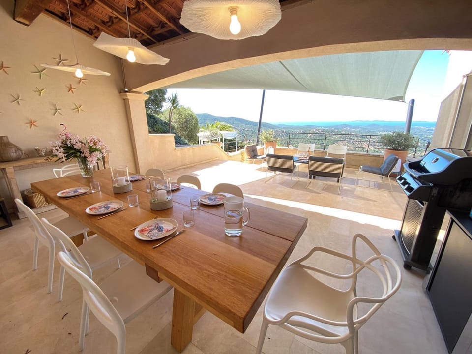 Belle et grande villa contemporaine, piscine, vue mer Villa in La Londe-les-Maures