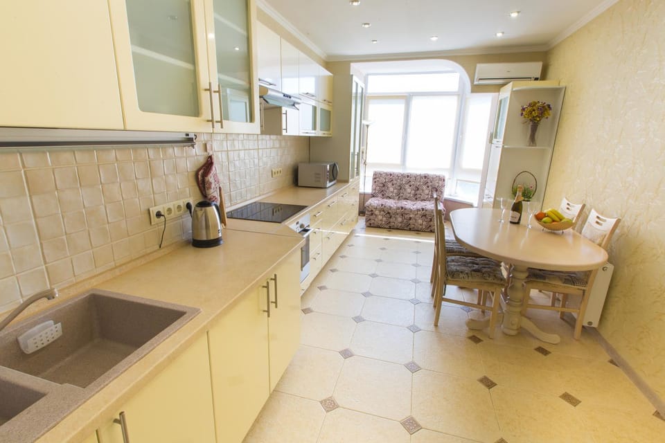 Kitchen or kitchenette, Seating area, Dining area