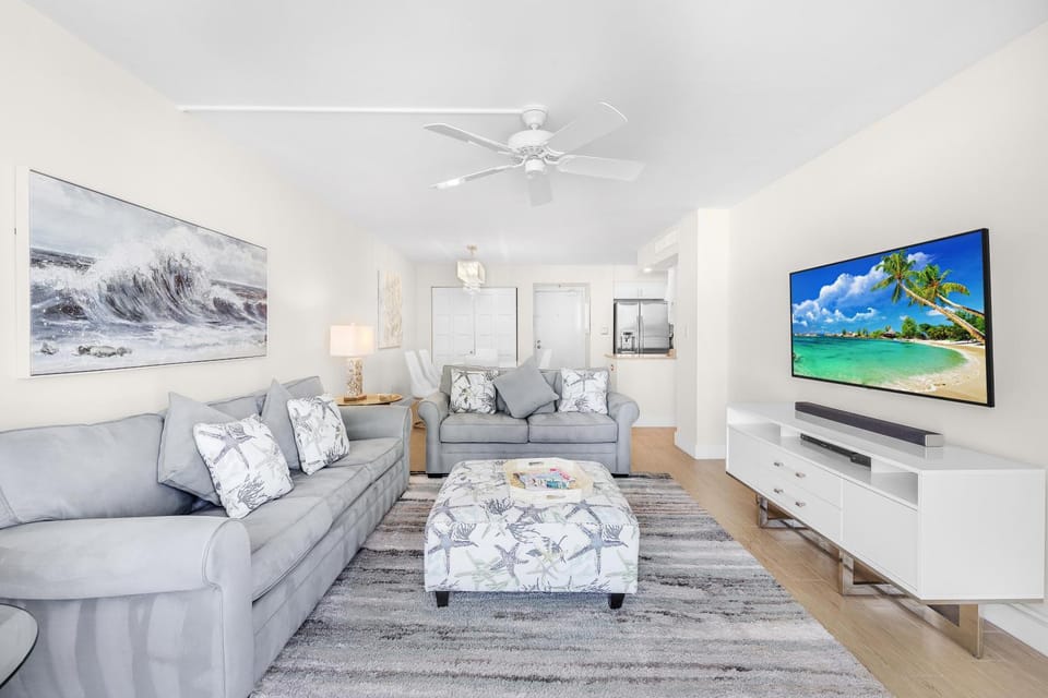 Inviting condo on beach with pool and tennis courts House in Marco Island