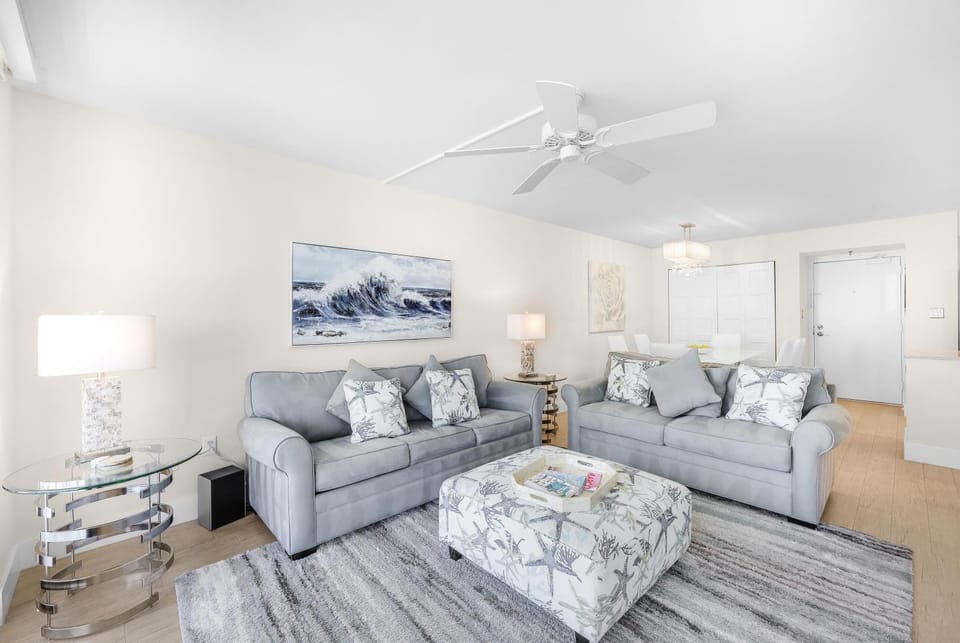 Inviting condo on beach with pool and tennis courts House in Marco Island