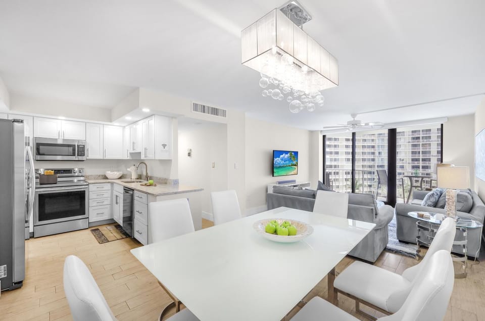 Inviting condo on beach with pool and tennis courts House in Marco Island