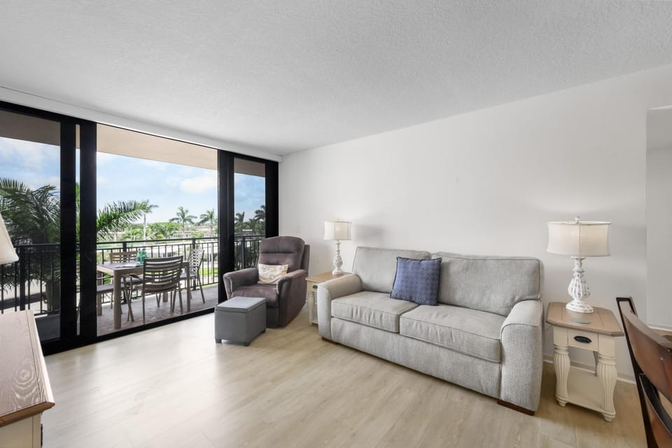Inviting beachfront condo with large balcony and pool House in Marco Island