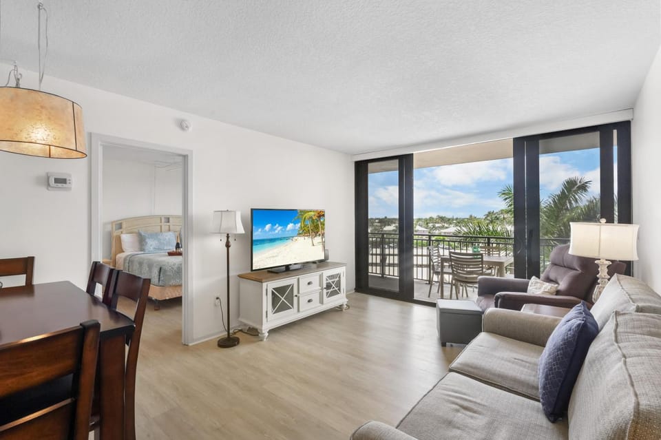 Inviting beachfront condo with large balcony and pool House in Marco Island