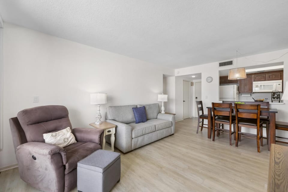 Inviting beachfront condo with large balcony and pool House in Marco Island