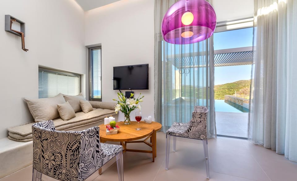 TV and multimedia, Living room, Seating area, Pool view