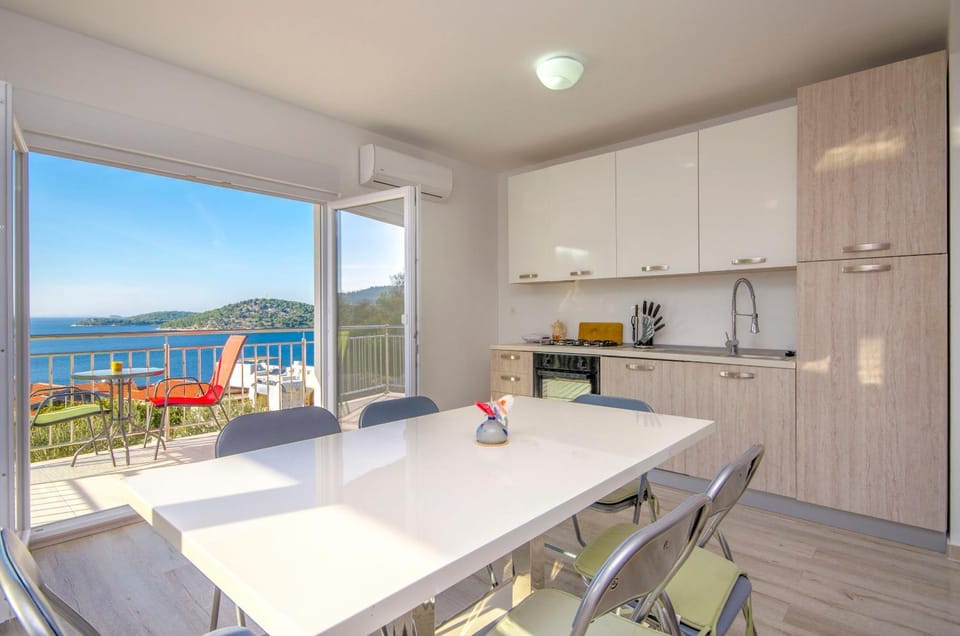View (from property/room), Dining area, Sea view