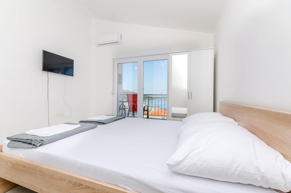 Bed, TV and multimedia, Photo of the whole room, Bedroom, towels, air conditioner