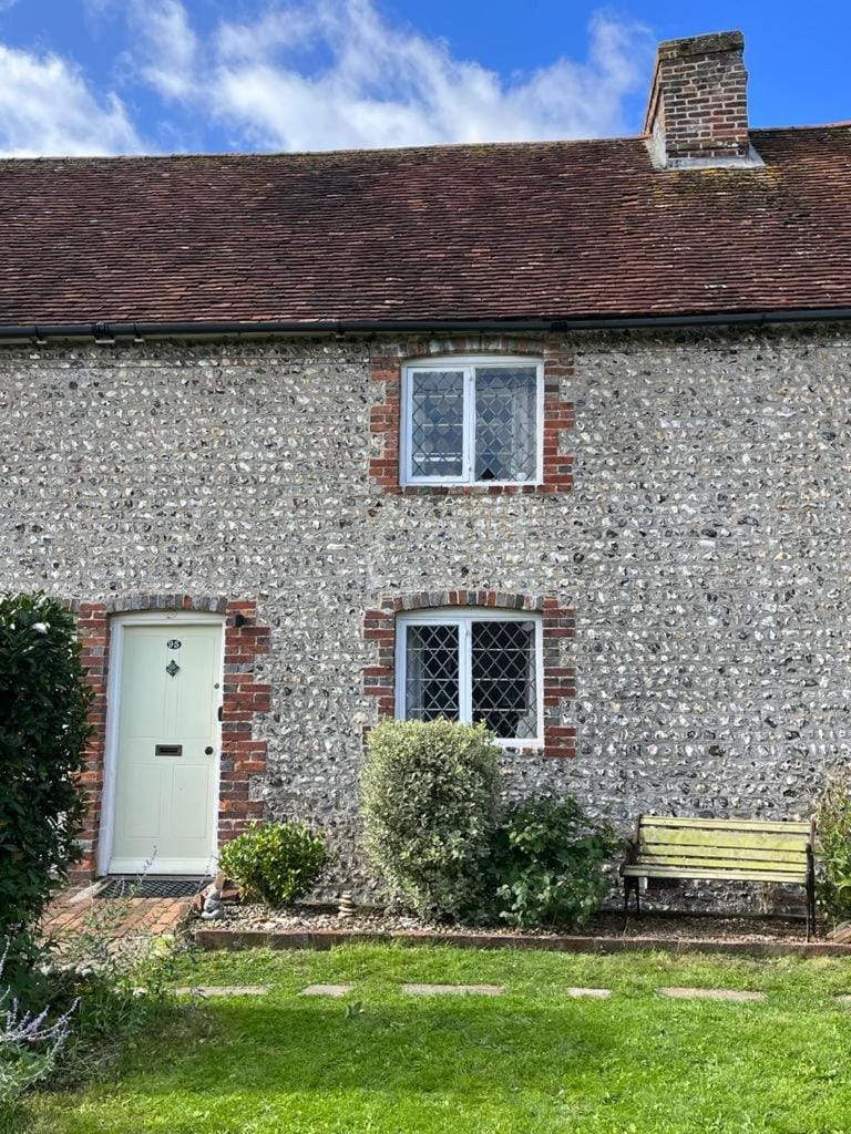 Cosy Flint Cottage House in Eastbourne