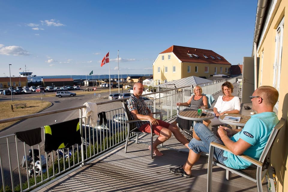 Day, Neighbourhood, group of guests