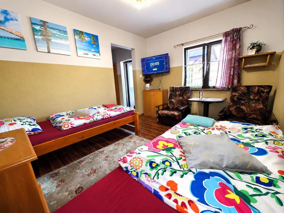 Bed, Photo of the whole room, Seating area, Bedroom