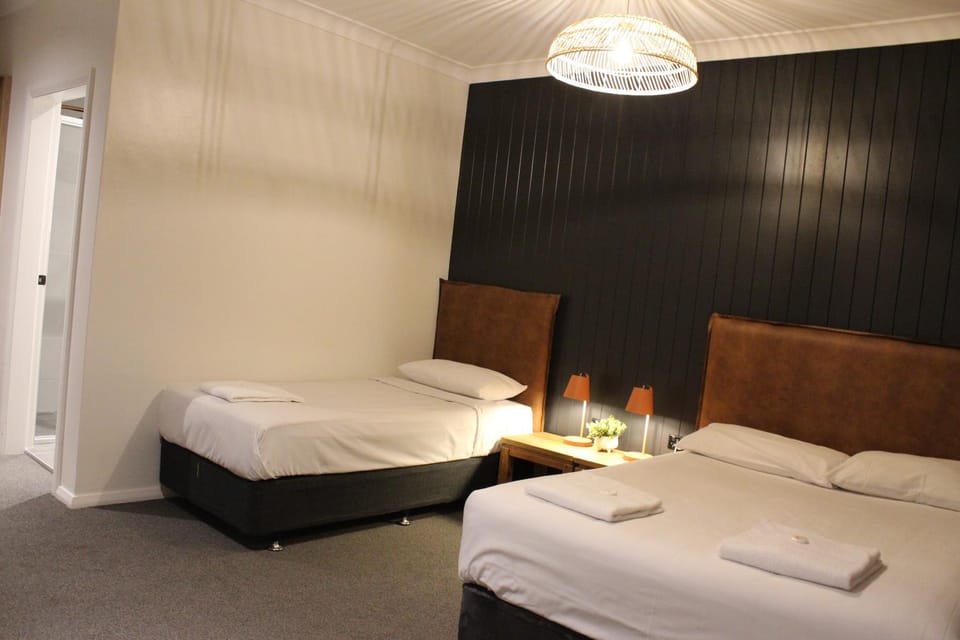 Palm and Pawn Motor Inn Motel in North Wagga Wagga