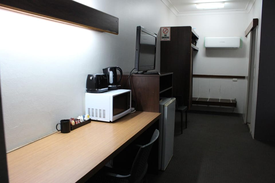 Palm and Pawn Motor Inn Motel in North Wagga Wagga