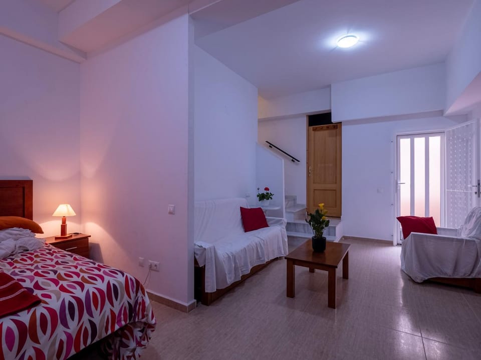 Bed, Photo of the whole room, Seating area, Bedroom