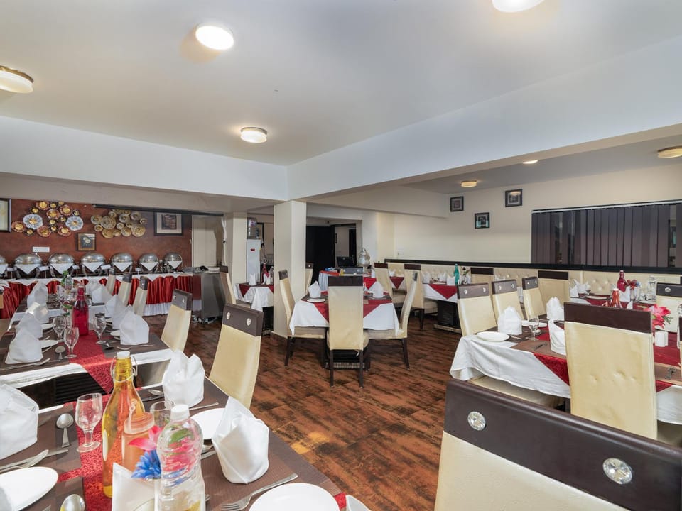 Restaurant/places to eat, Banquet/Function facilities, Seating area