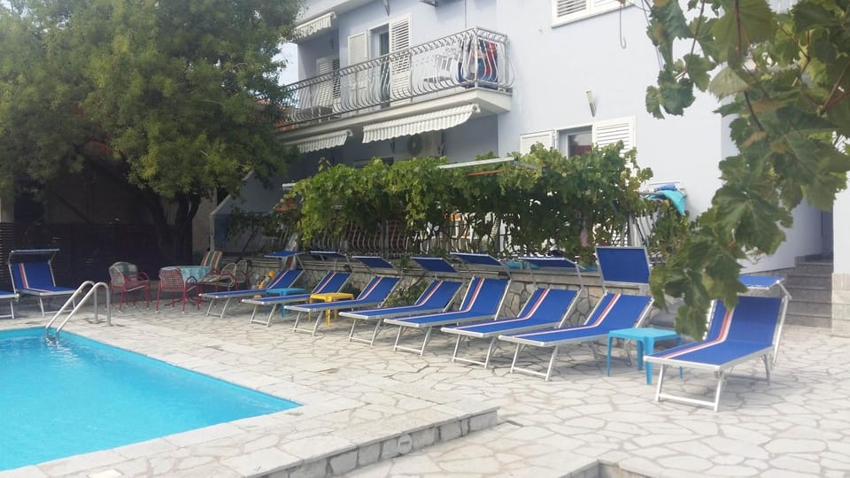 Property building, Day, Swimming pool, sunbed