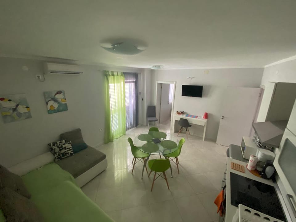 TV and multimedia, Kitchen or kitchenette, Living room, Seating area