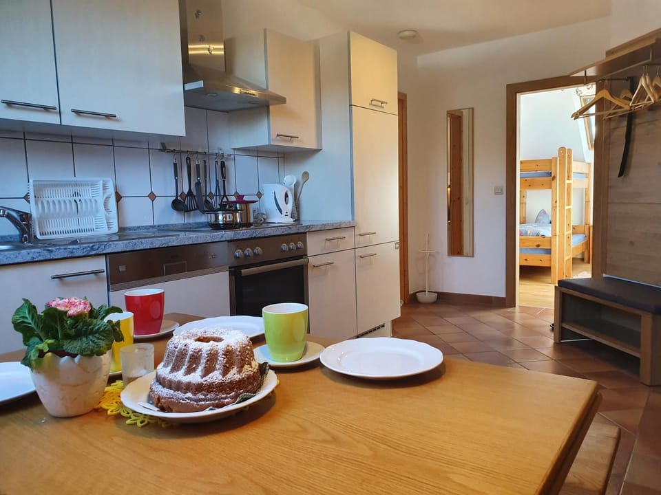 Kitchen or kitchenette, Dining area, Food, minibar, stove