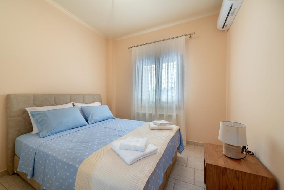 Bed, Photo of the whole room, Bedroom, towels, air conditioner