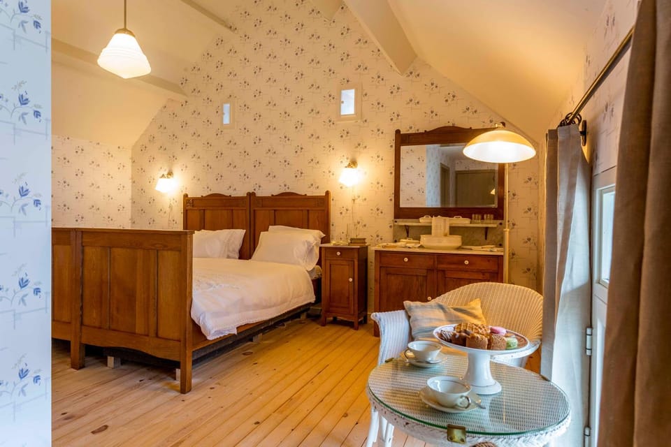 Property building, Bed, Photo of the whole room
