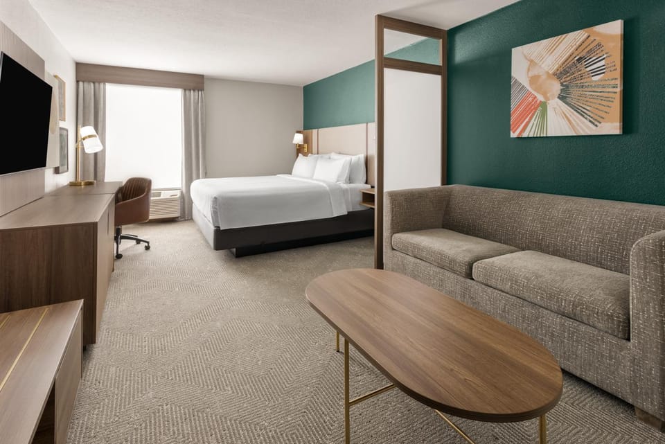 Bed, TV and multimedia, Living room, Photo of the whole room, Seating area, Guests