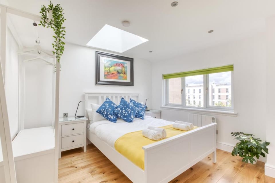 Central Bright 3 Bed Flat with Parking Apartment in Edinburgh