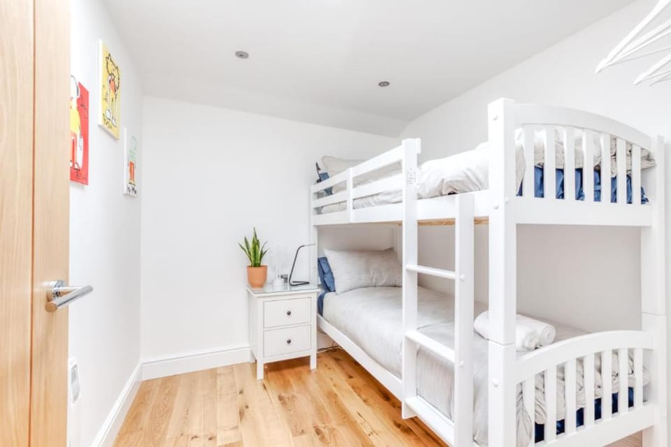 Central Bright 3 Bed Flat with Parking Apartment in Edinburgh