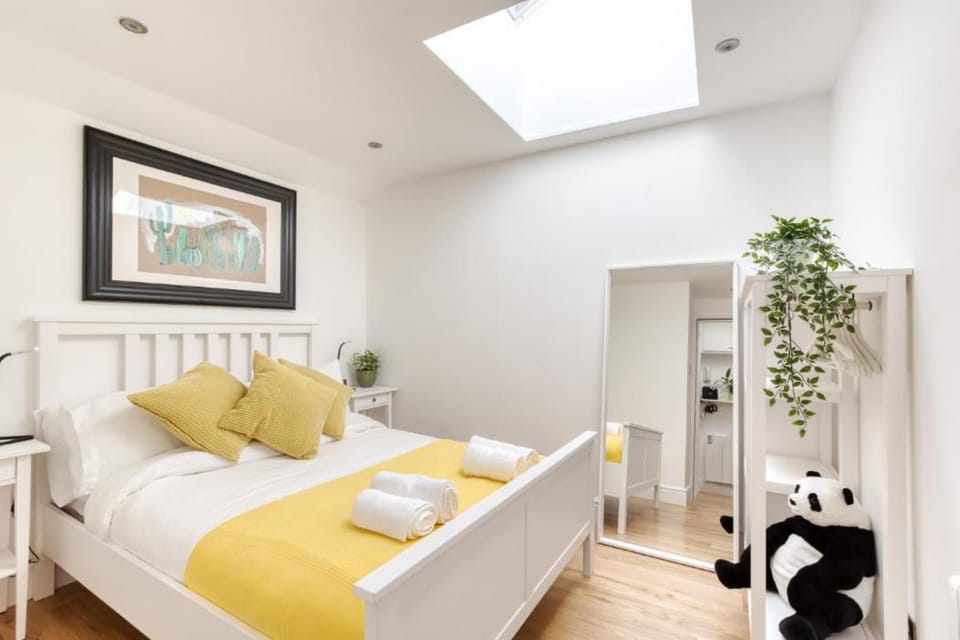 Central Bright 3 Bed Flat with Parking Apartment in Edinburgh