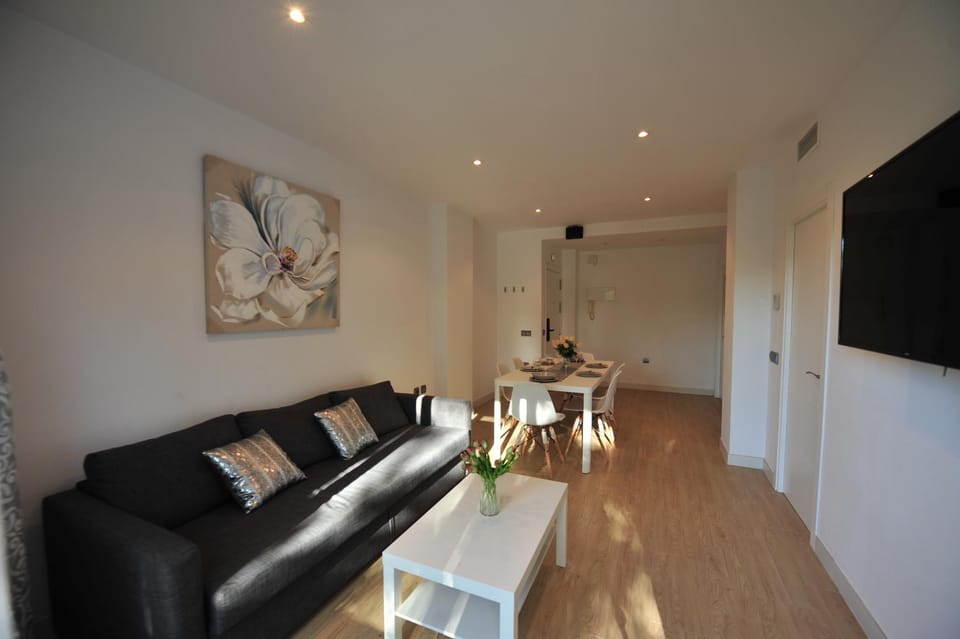 TV and multimedia, Living room, Dining area, Garden view, Quiet street view